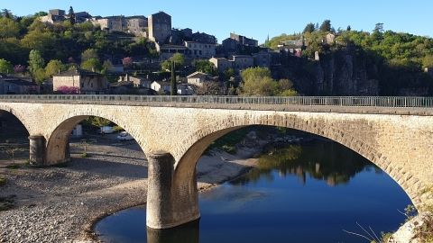 Le pont du village de Balazuc en Ardèche