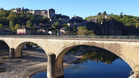 Le pont du village de Balazuc en Ardèche