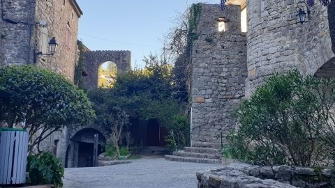 Les ruelles du village de Balazuc en Ardèche